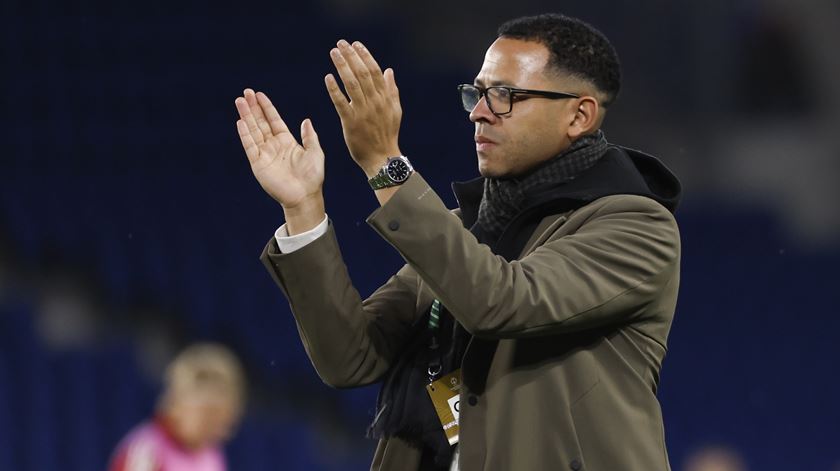 De vizinho de Stamford Bridge a líder dos blues: quem é Liam Rosenior, o próximo treinador do Chelsea?