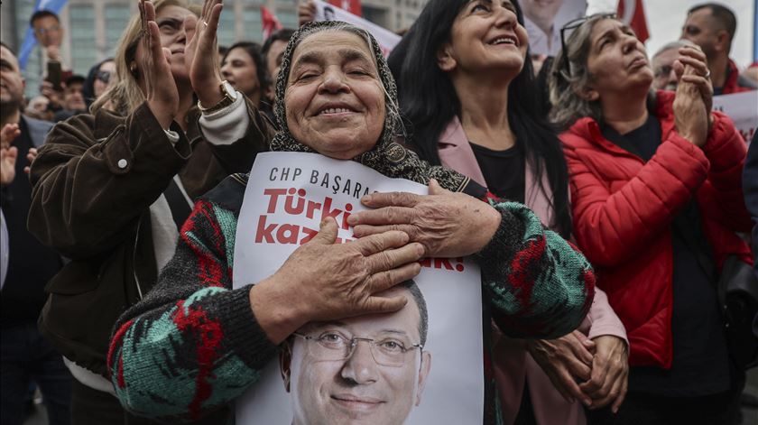 Milhares manifestam-se em Istambul um ano após autarca ser preso Milhares manifestam-se em Istambul um ano após autarca ser preso