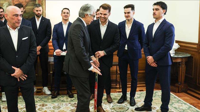 Aguiar-Branco recebeu um stick e garantiu: a seleção de hóquei "representa o espírito do povo português"