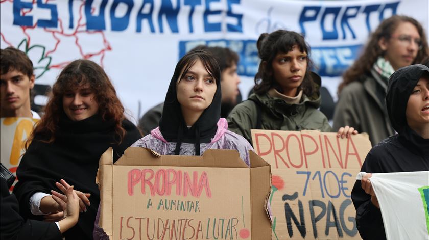 "Bolsas sim, propinas não". Centenas de estudantes manifestam-se pelo fim das propinas e mais ação social