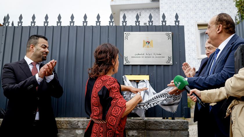 Embaixadora da Palestina agradece a Portugal na mudança de placa da embaixada