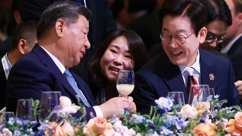 No país da Samsung, entre piadas, Xi oferece um Xiaomi ao presidente sul-coreano