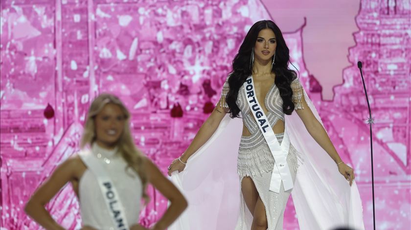 Na cerimónia Miss Universo 2025, Camila Vitorino, de 26 anos, brilhou nos desafios enquanto representou Portugal, mas não passou às semi-finais. Foto: Rungroj Yongrit/EPA Na cerimónia Miss Universo 2025, Camila Vitorino, de 26 anos, brilhou nos desafios enquanto representou Portugal, mas não passou às semi-finais. Foto: Rungroj Yongrit/EPA