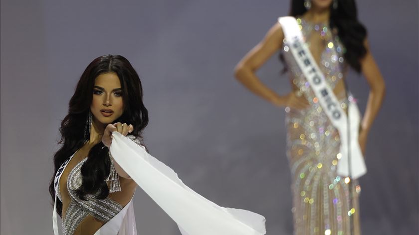 Na cerimónia Miss Universo 2025, Camila Vitorino, de 26 anos, brilhou nos desafios enquanto representou Portugal, mas não passou às semi-finais. Foto: Rungroj Yongrit/EPA Na cerimónia Miss Universo 2025, Camila Vitorino, de 26 anos, brilhou nos desafios enquanto representou Portugal, mas não passou às semi-finais. Foto: Rungroj Yongrit/EPA