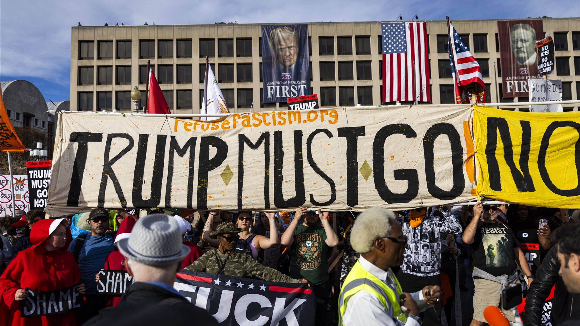 Trump em Crise: Manifestantes Exigem o Fim do 'Regime Fascista' Após Derrotas Eleitorais e Um Ano de Reeleição