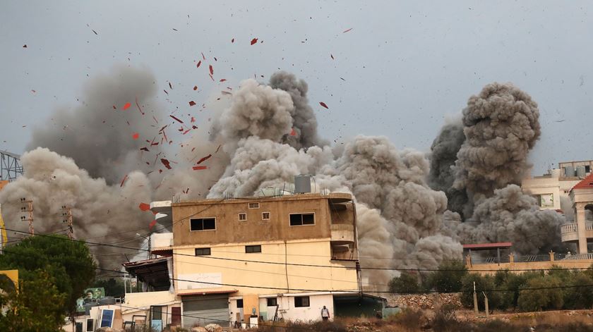 Israel intensifica ataques no sul do Líbano, diz que está a visar o Hezbollah