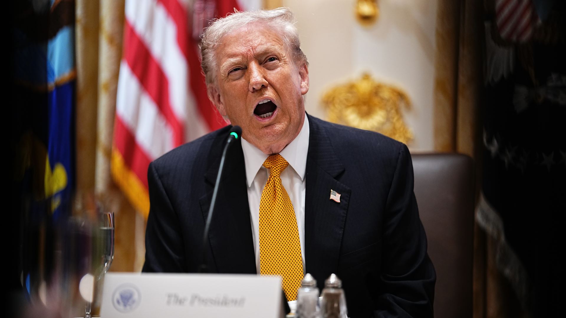 Trump promete entregar um cheque de quase dois mil euros à população