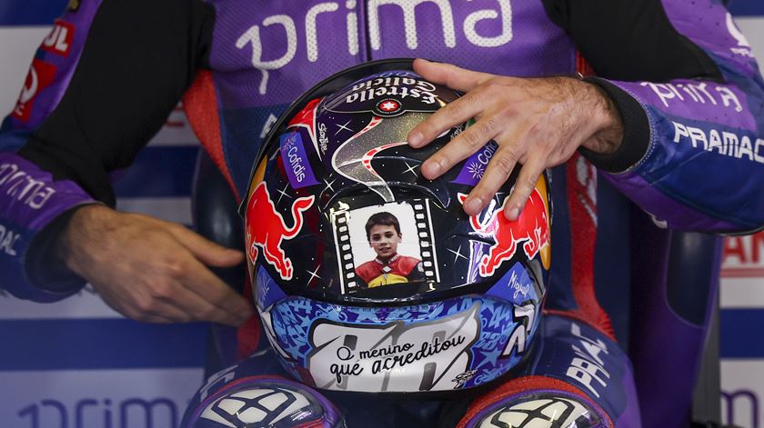 Miguel Oliveira homenageado antes da despedida do público luso. Foto: Jose Sena Goulao/Lusa