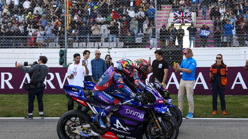 Miguel Oliveira homenageado antes da despedida do público luso. Foto: Jose Sena Goulao/Lusa