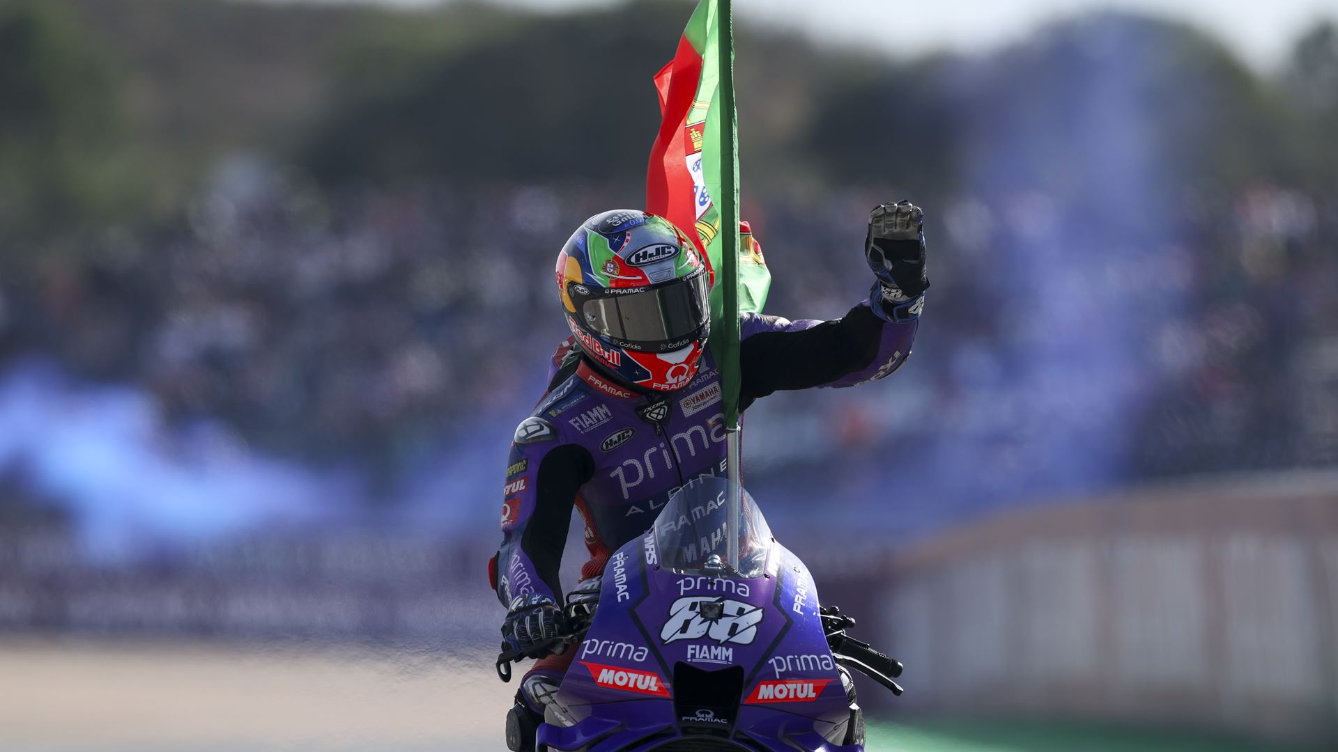 Miguel Oliveira homenageado antes da despedida do público luso
