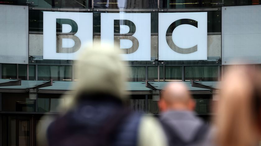 BBC pede desculpas a Trump, mas rejeita indemnização de mil milhões de dólares