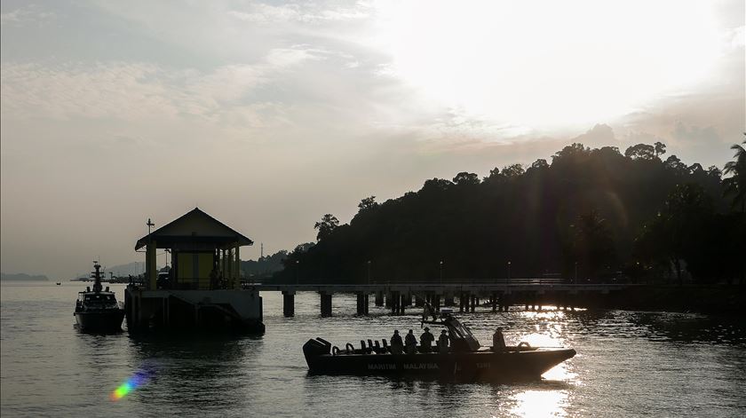 Pelo menos 21 mortos em naufrágio com rohingyas ao largo da Malásia e Tailândia