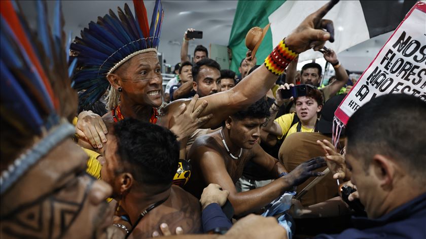 Manifestantes tentam invadir recinto da cimeira do clima COP30, em Belém, no Brasil. Foto: André Coelho/EPA