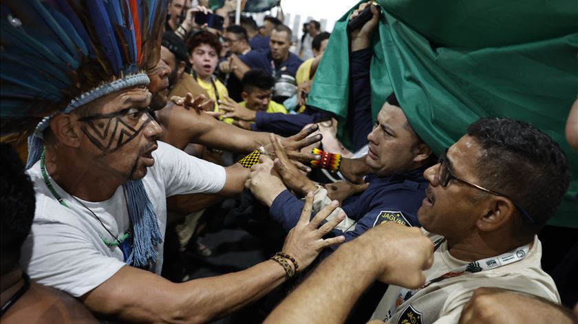 Manifestantes tentam invadir recinto da cimeira do clima COP30, em Belém, no Brasil. Foto: André Coelho/EPA