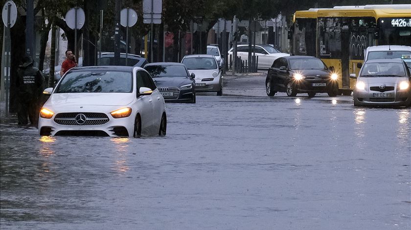 Mau tempo no país: "Isto está um cemitério de carros" Mau tempo no país: "Isto está um cemitério de carros"