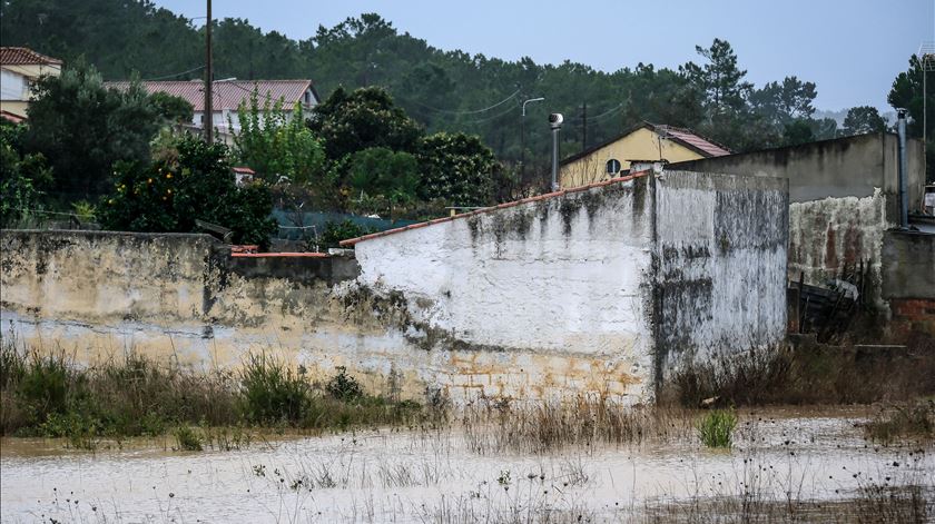 Casal de idosos morre em habitação inundada em Fernão Ferro. Foto: Rui Minderico/Lusa