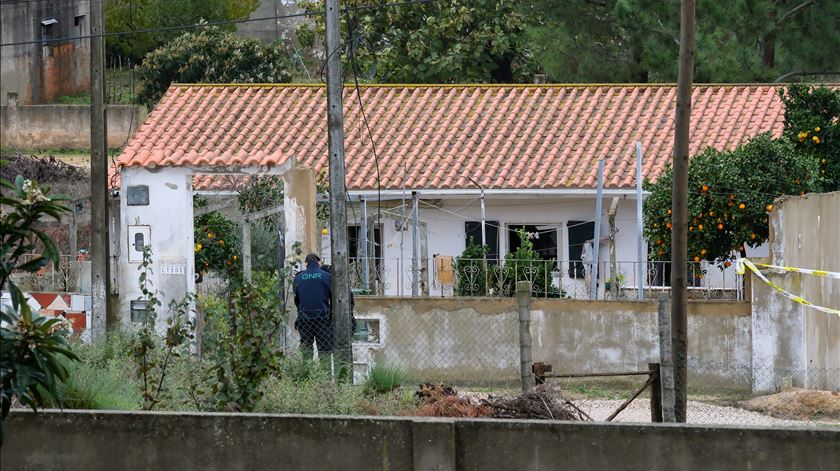 Casal de idosos morre em habitação inundada em Fernão Ferro. Foto: João Cunha/RR