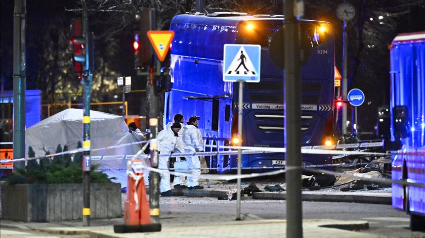 Autocarro desgovernado mata três pessoas na Suécia. Motorista detido