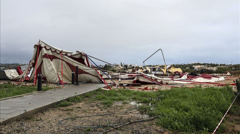 Vídeo. As imagens do mini tornado que provocou um morto em Albufeira