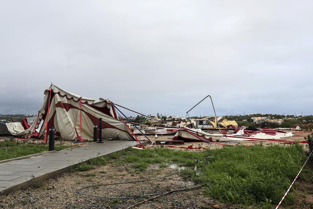 Vídeo. As imagens do mini tornado que provocou um morto em Albufeira