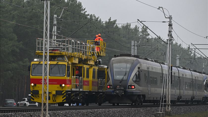 Serviços secretos russos responsáveis pela explosão na ferrovia, diz PM polaco