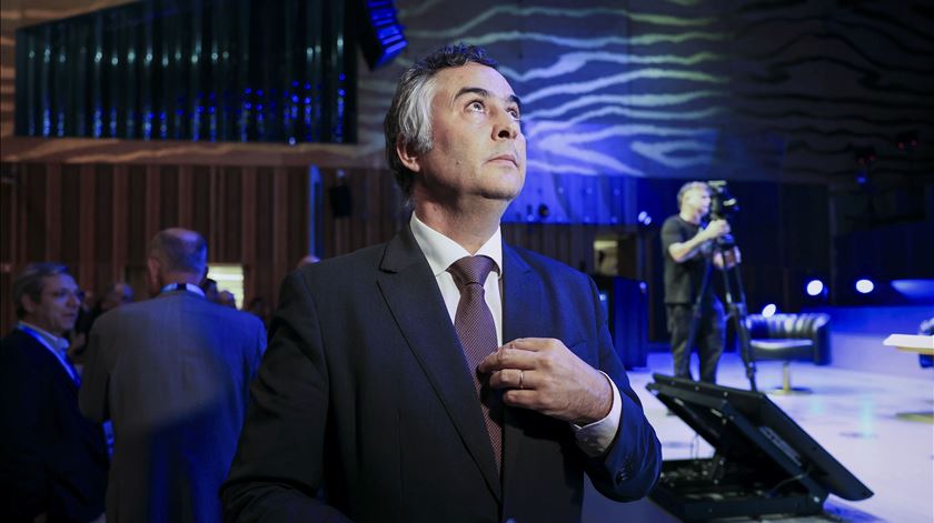 Falta de computadores em algumas escolas não é por falta de dinheiro, diz ministro