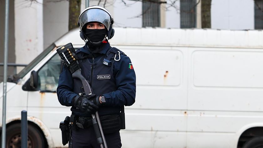 PSP detém suspeito de tráfico e posse de armas e apreende arsenal em Olhão