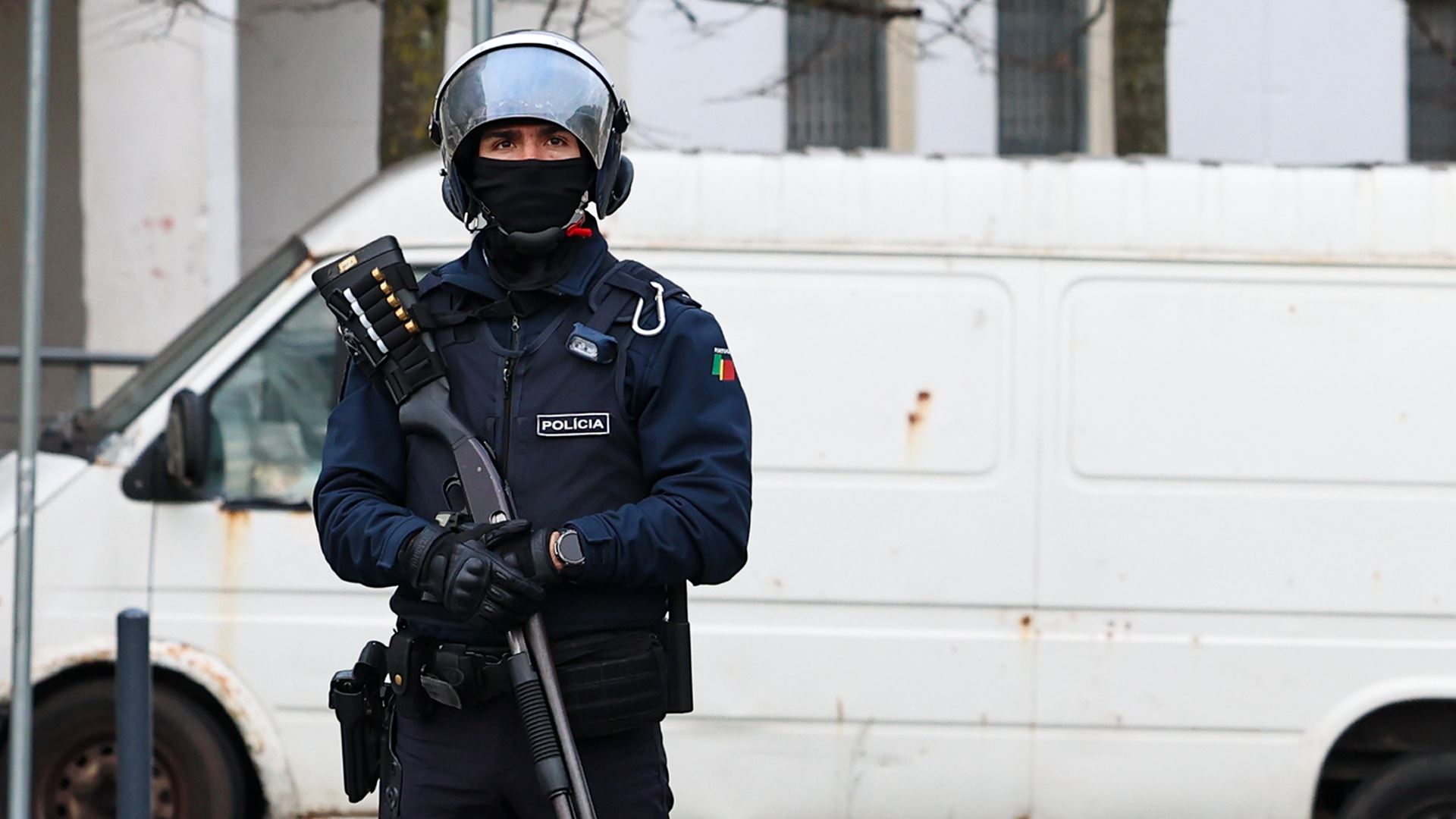 V Olhão aretirali moškega zaradi trgovine z orožjem in zasegli arzenal