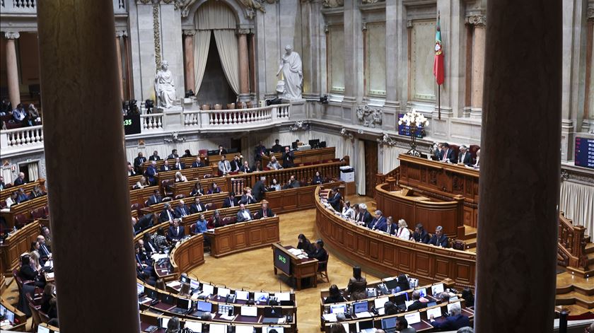 IRS mais leve, cultura com desconto e combate à exclusão: alterações e rejeições do OE2026