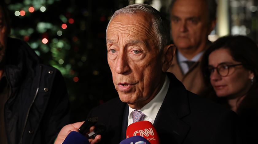 Marcelo está a ser operado de urgência a hérnia encarcerada