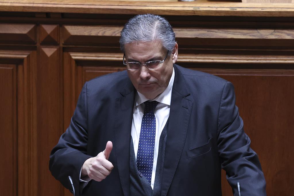 PSD acusa Chega de unir-se à extrema-esquerda para travar propinas