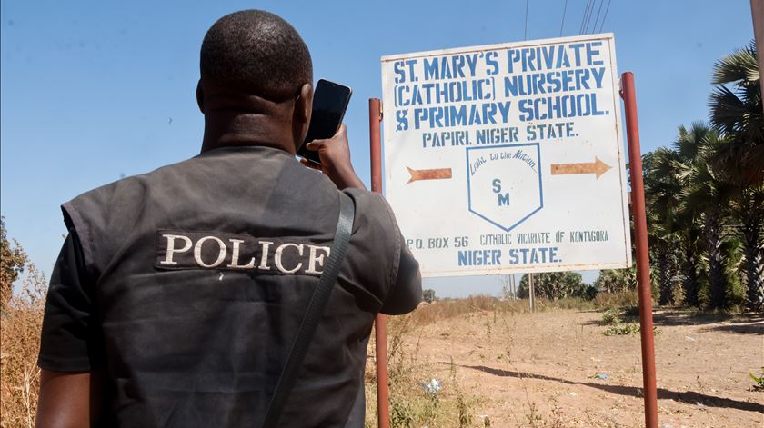 Pais procuram os filhos após ataque a escola católica na Nigéria
