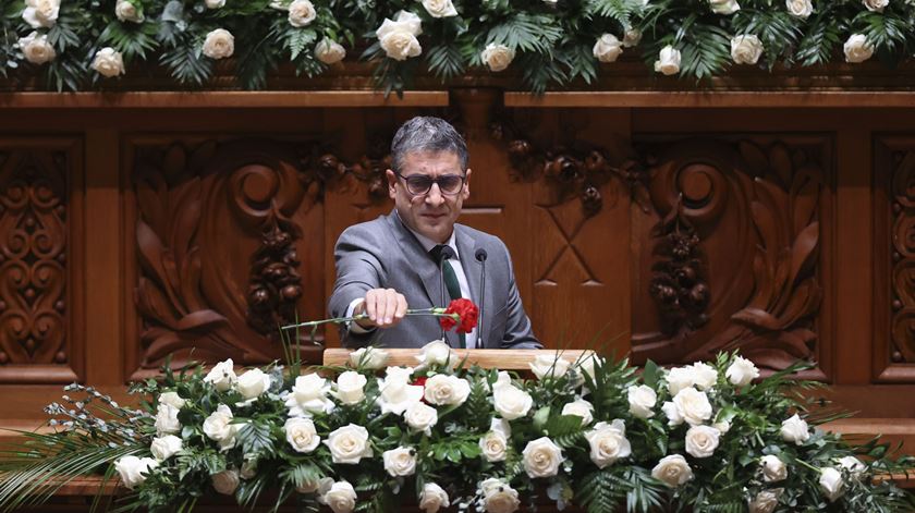 Entre cravos vermelhos e rosas brancas, uma "guerra das flores" marcou os 50 anos do 25 de Novembro