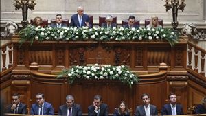 25 Novembro: "Guerra" entre rosas brancas e cravos vermelhos marcou sessão onde estiveram vários candidatos presidenciais