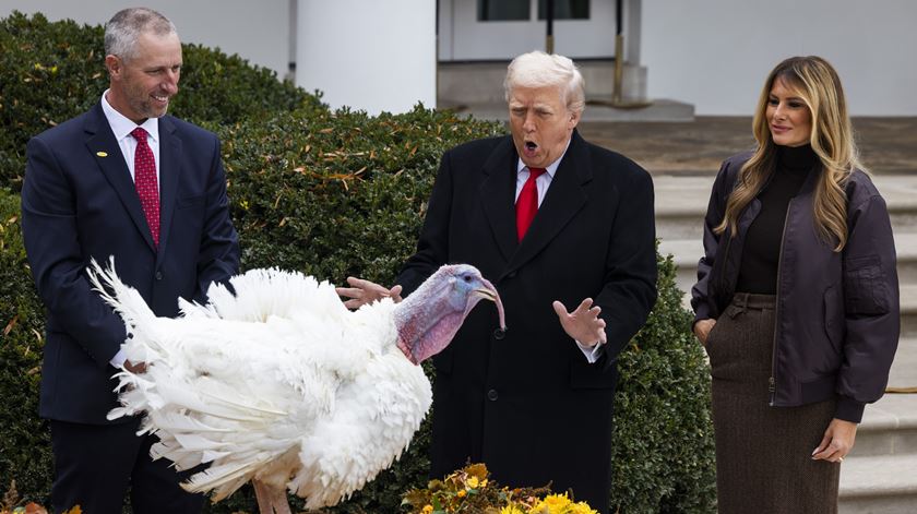 Trump cumpre tradição de perdoar perus (e ataca o "adormecido" Joe Biden)