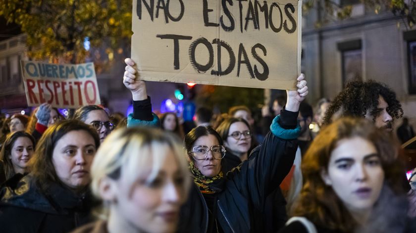 Centenas de pessoas marcham em Lisboa pela saúde e segurança das mulheres