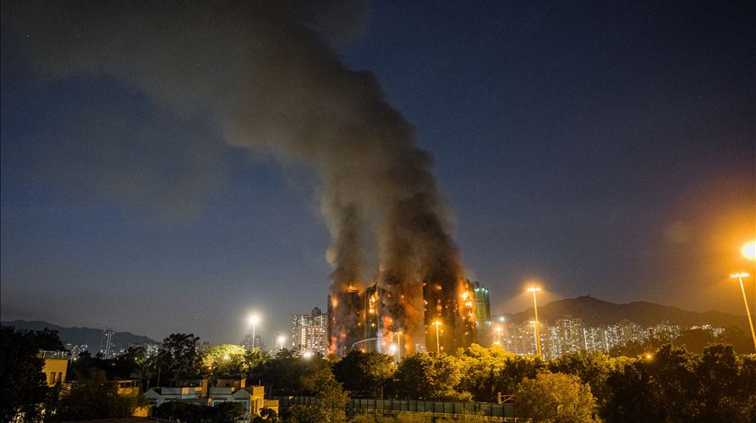 Vídeo. Inferno de chamas em Hong Kong faz pelo menos 36 mortos e 279 desaparecidos