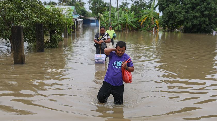 Cheias no Sudeste Asiático já mataram centenas de pessoas. Foto: Fazry Ismail/EPA Cheias no Sudeste Asiático já mataram centenas de pessoas. Foto: Fazry Ismail/EPA