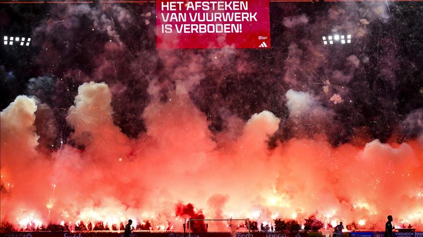 Caos que interrompeu Ajax-Groningen motiva castigos pesados e reembolsos Caos que interrompeu Ajax-Groningen motiva castigos pesados e reembolsos
