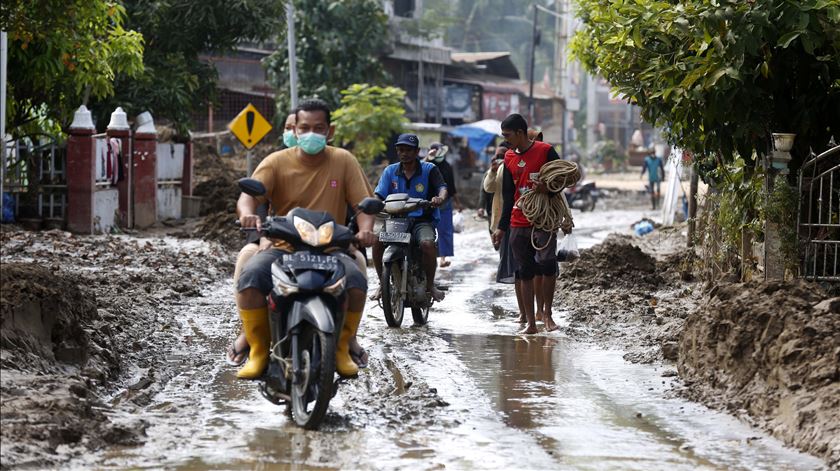 Impacto das cheias na Indonésia. Foto: Hotli Simanjuntak/EPA