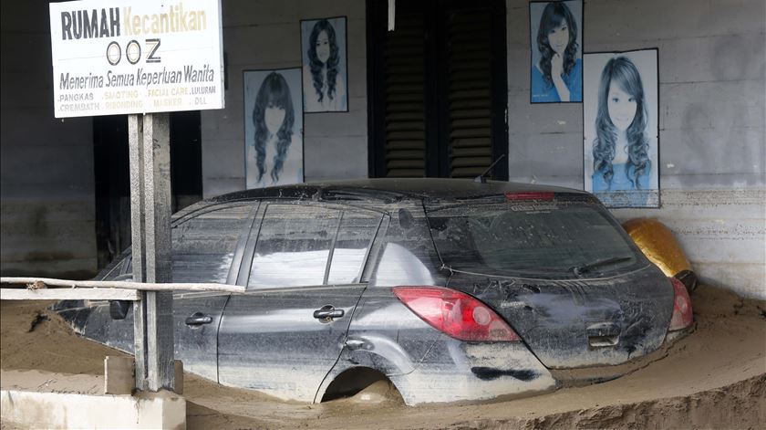 Impacto das cheias na Indonésia. Foto: Hotli Simanjuntak/EPA