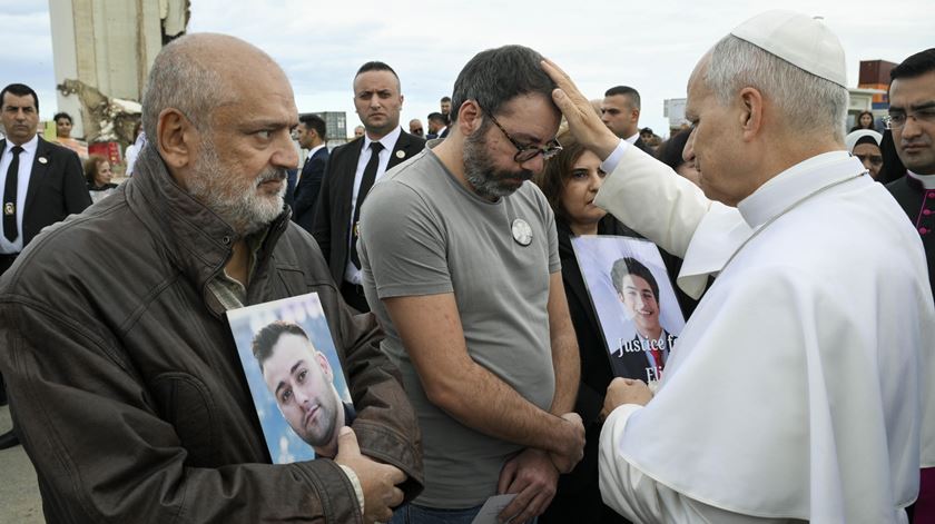 Papa Leão XIV reza em silêncio no local da explosão do porto de Beirute em 2020