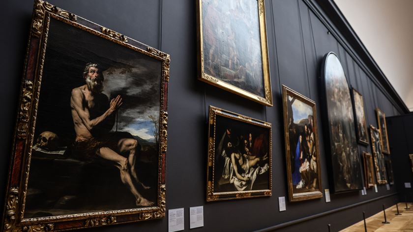 Obras e documentos antigos do Museu do Louvre danificados após inundação