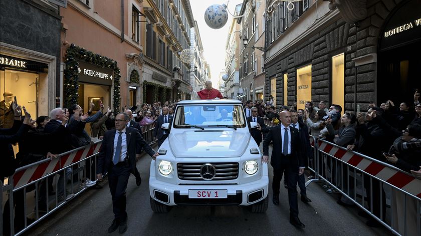 Papa Leão XIV celebra dia da Imaculada Conceição na Piazza di Spagna, em Roma Foto: Vatican Media/EPA