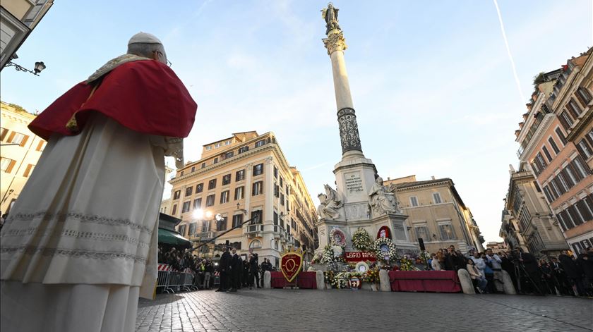 Papa Leão XIV celebra dia da Imaculada Conceição na Piazza di Spagna, em Roma Foto: Vatican Media/EPA