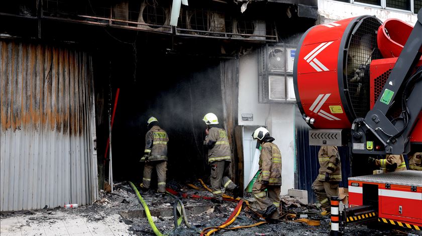 Pelo menos 20 mortos em incêndio num prédio em Jacarta