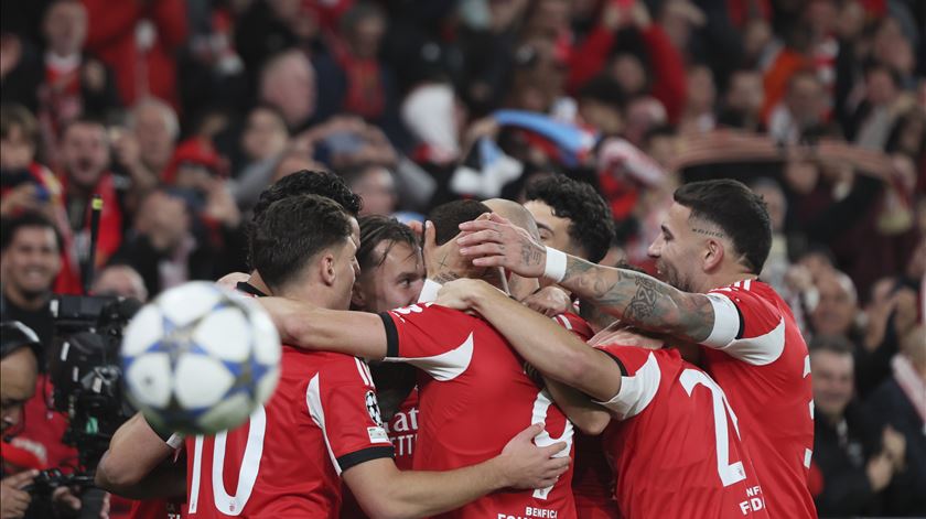 Benfica ganha e ainda sonha com qualificação na Champions