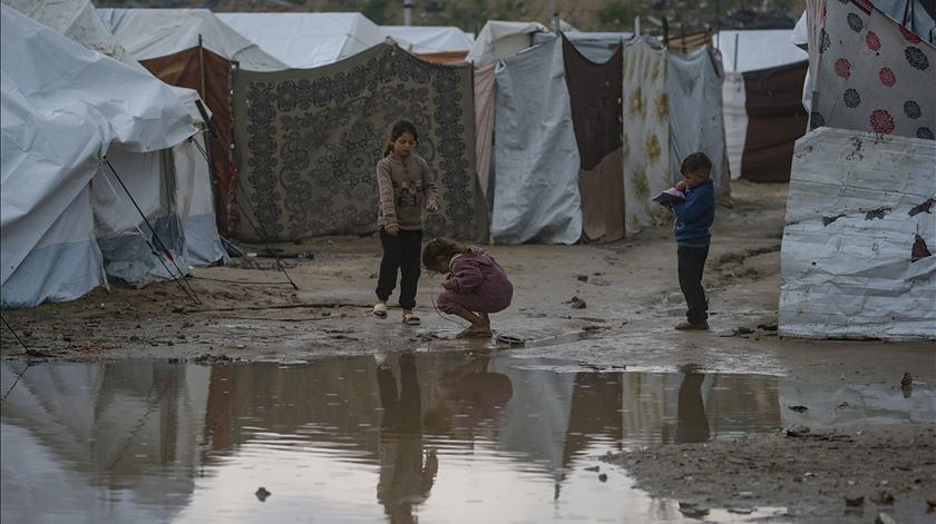 "Antes morriam por mísseis israelitas, agora pelo colapso de edifícios". Chuvas torrenciais devastam Gaza "Antes morriam por mísseis israelitas, agora pelo colapso de edifícios". Chuvas torrenciais devastam Gaza