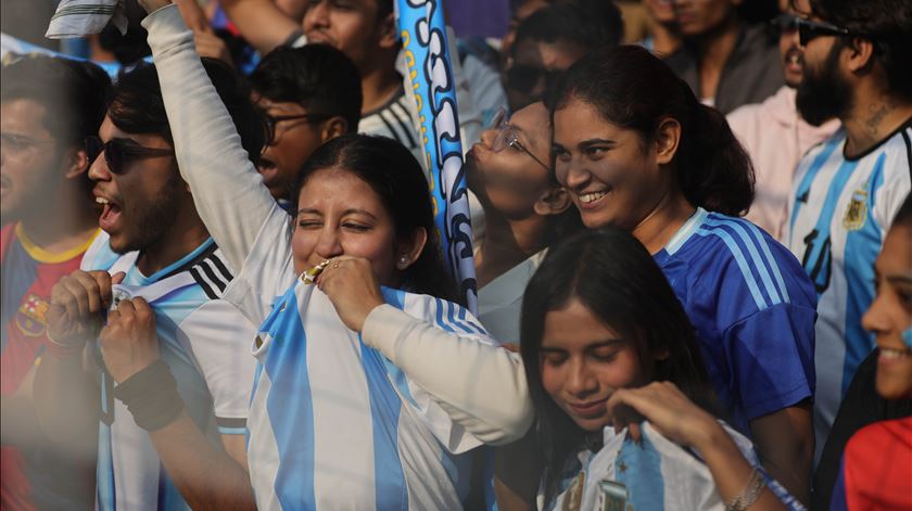 Adeptos estavam em ambiente de festa antes da chegada de Messi. Foto: Piyal Adhikary/EPA