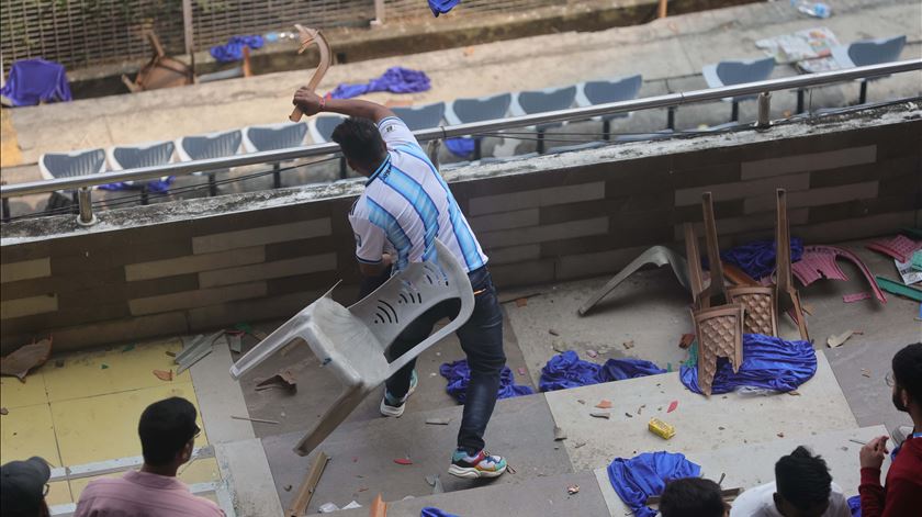 Digressão de Messi na Índia começa com adeptos zangados e cadeiras a voar